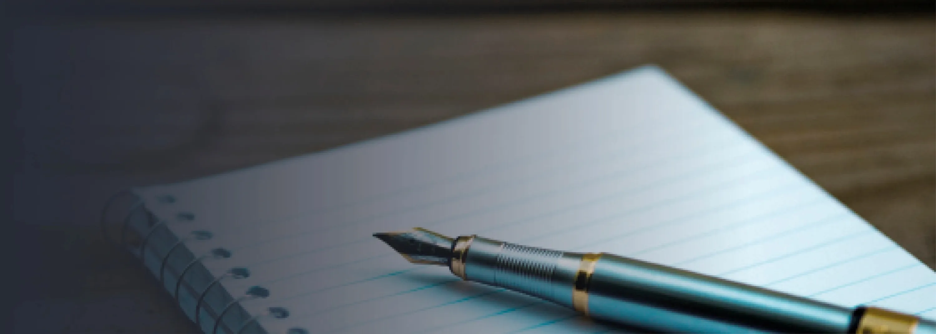 Block mit Füllfederhalter darauf liegend