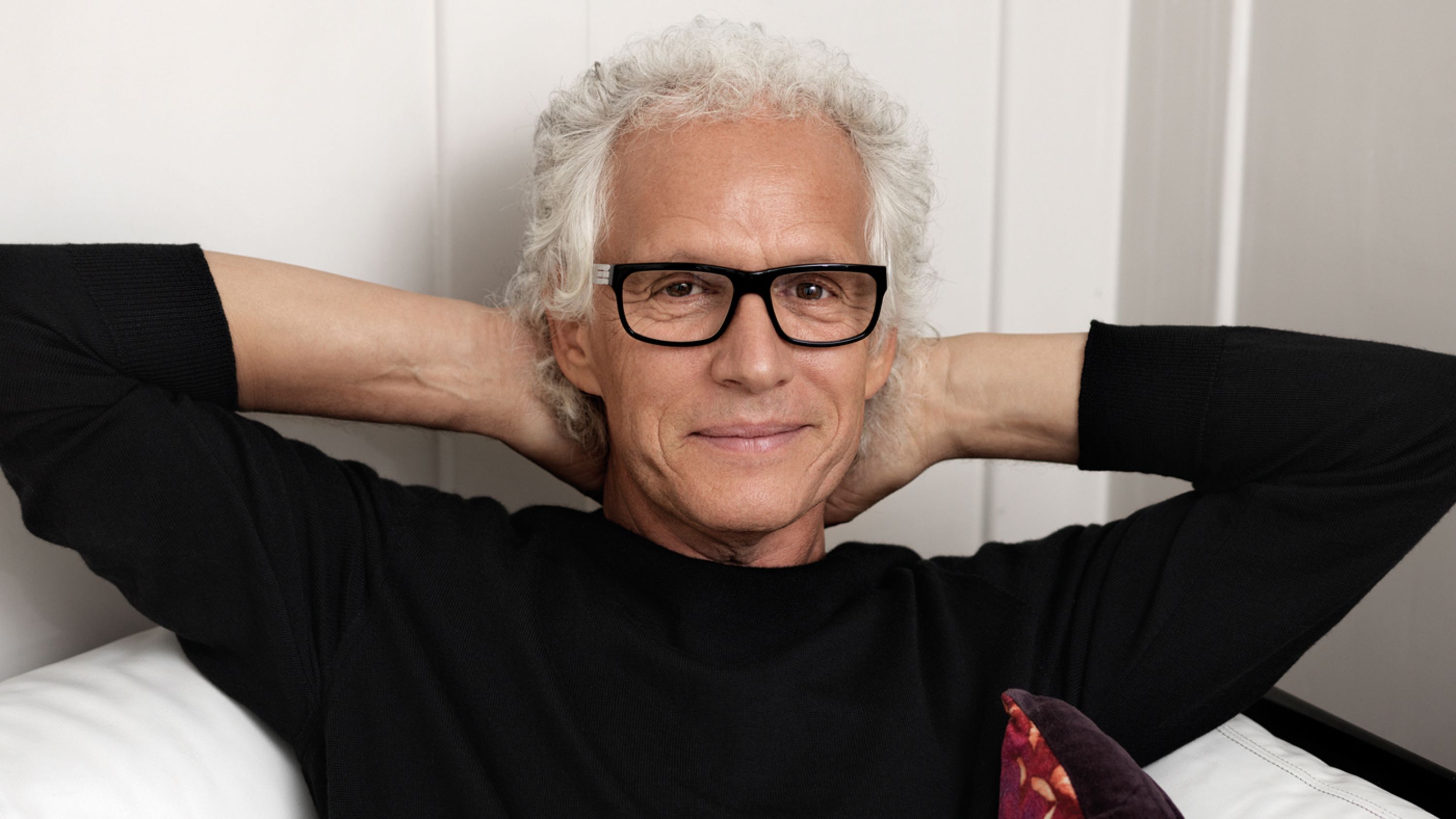 Un anziano guarda con fiducia e serenità al futuro