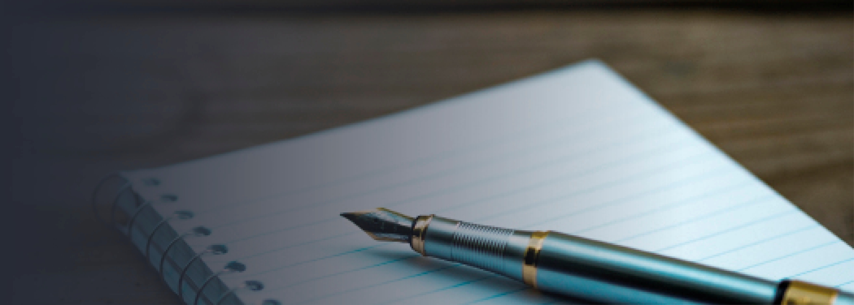 Block mit Füllfederhalter darauf liegend