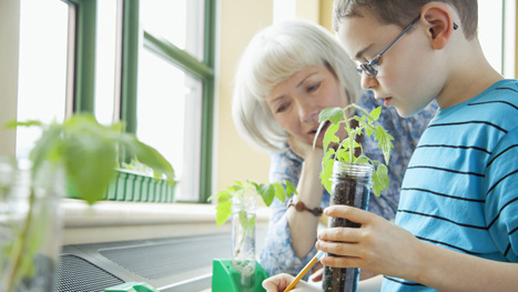 Seniorin mit Schüler im Klassenzimmer